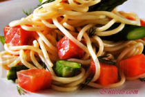 Спагетти с копченым лососем и спаржей