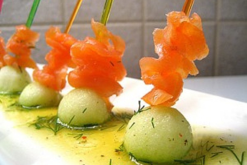 Закуска из копченого лосося и яблок