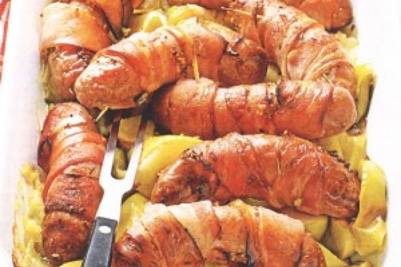 Запеченные яблоки с копчеными колбасками и беконом