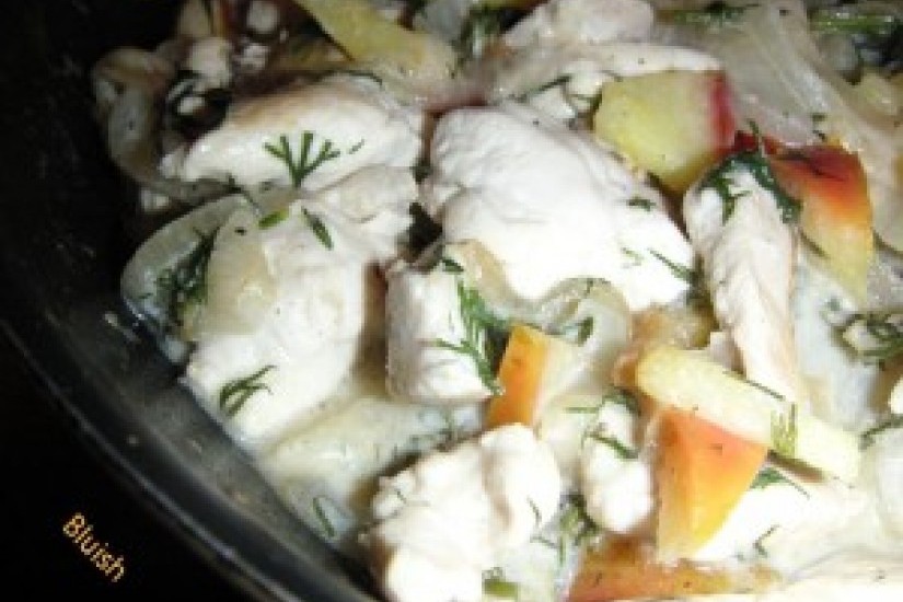 Курица с яблоками, тушенная в сметане