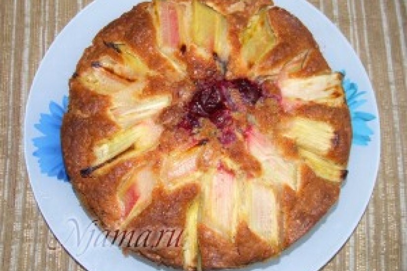 Пирог с ревенем и вишней