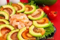 Салат с авокадо, креветками и помидорами