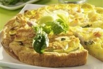 Открытый пирог с сыром и луком-пореем