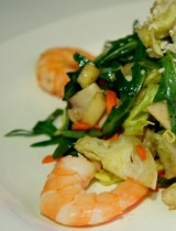 салат с яблоком и креветками