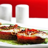 с бородинским хлебои и соусом песто