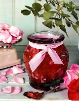 из лепестков роз