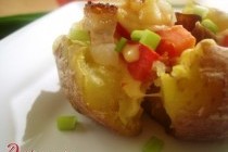 Картошка с копченой грудинкой и помидорами, запеченная в духовке