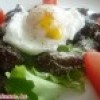 Теплый салат с утиной печенью, пармезаном и яйцом-пашот