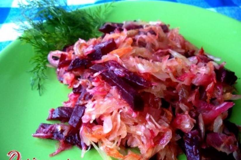 Свекла тушеная с квашеной капустой