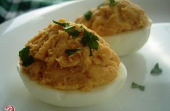 Яйца, фаршированные соленой горбушей