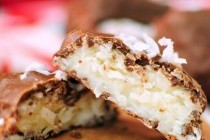 Кокосовое пирожное без выпечки: четыре ингредиента для вкусной радости