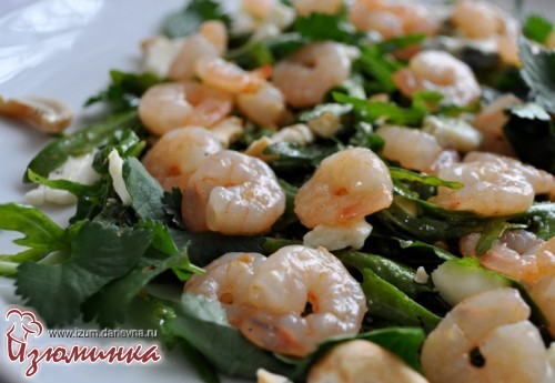 салат с руколой и креветками
