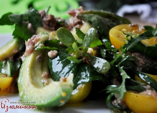 салат с авокадо и тунцом