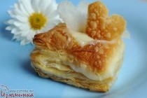 Пирожные из слоеного теста с миндальным кремом