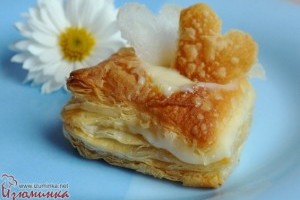 Пирожные из слоеного теста с миндальным кремом