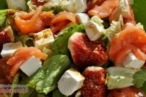 Салат с лососем и инжиром