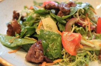 Теплый салат с куриной печенью и грушами