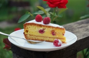 Пирог с малиной и заварным кремом