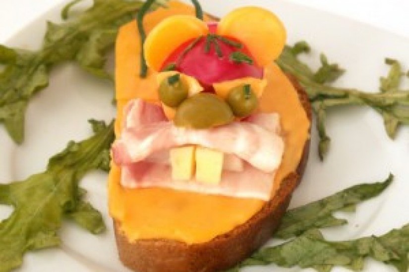 Веселый бутерброд "Саблезубая мышка"