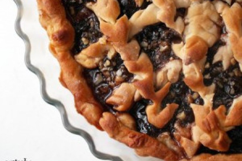 Постный пирог с вареньем и орехами