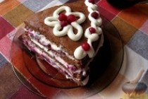 Шоколадный торт с клюквой