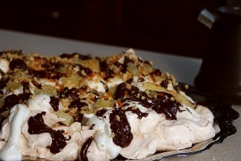 Меренга с ананасами, сливками, жаренными орехами и шоколадным соусом