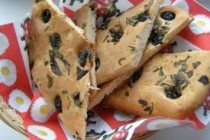 Хлебная лепешка с маслинами