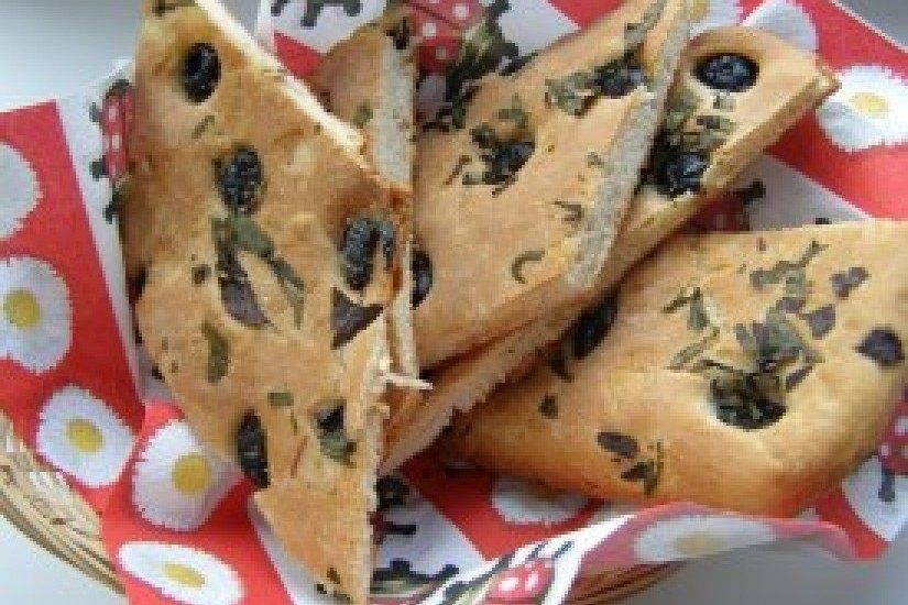 Хлебная лепешка с маслинами