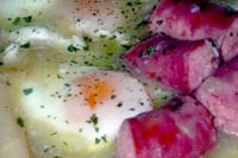 Яичница с колбасой и спаржей