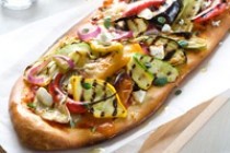 Пицца антипасти с тремя видами сыров