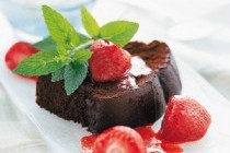 Шоколадный кекс с клубникой и кремом из йогурта