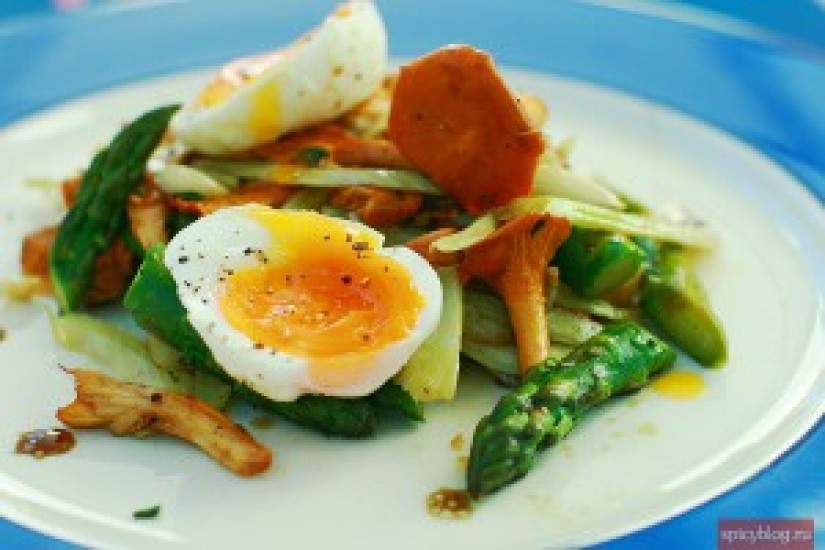 Теплый салат с лисичками и фенхелем