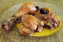 Курица, тушенная в сметане с черносливом