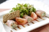 Салат из ветчины, сыра и овощей