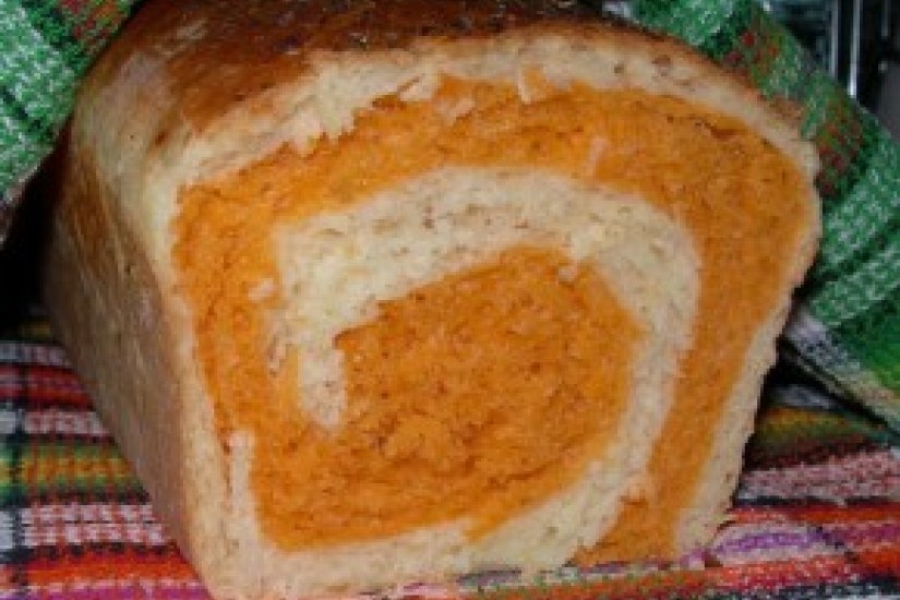 Хлеб с томатом, пряными травами и кунжутом