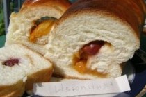 Сдобный рулет с ягодами