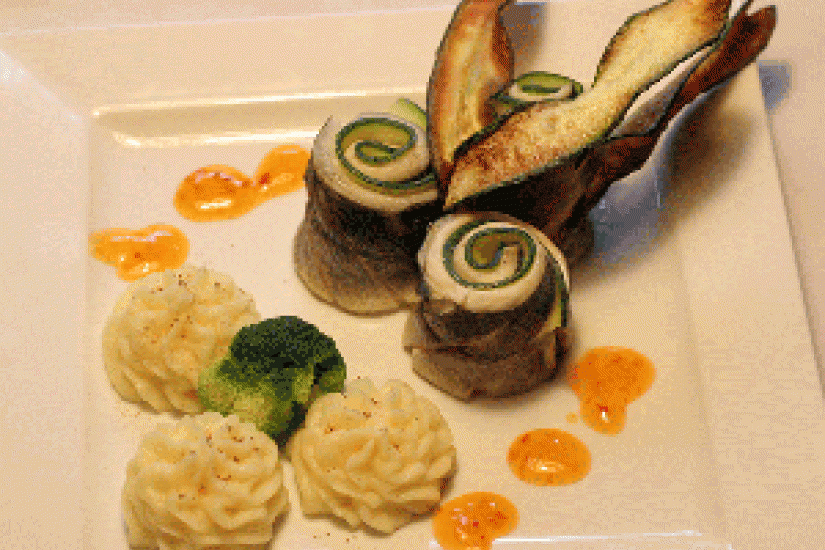 Рулетики из филе сибаса с пюре из корня сельдерея