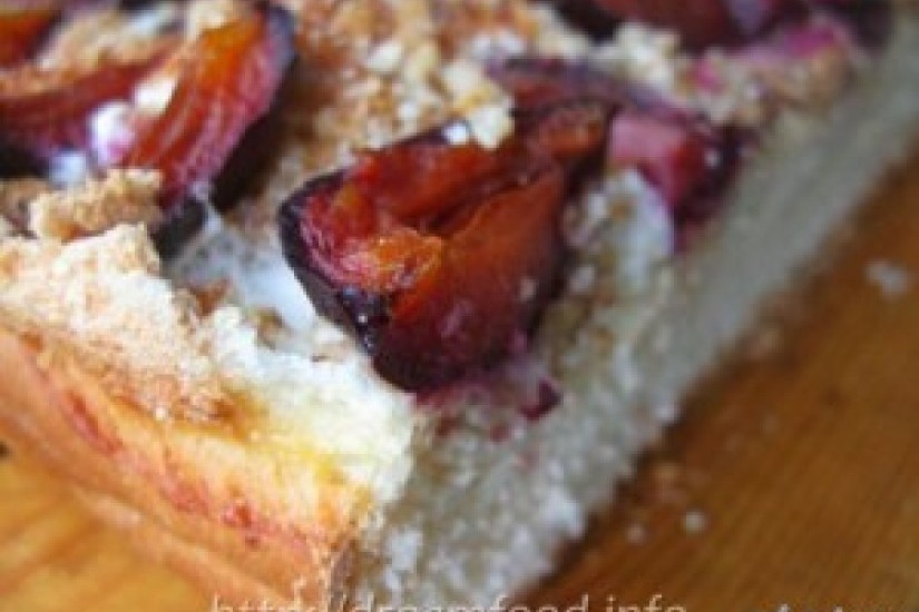 Пирог со сливами и орехами