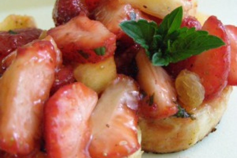 Гренки с клубничным салатом