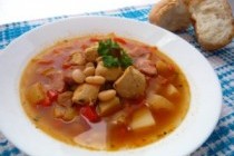 Куриный суп с фасолью и сардельками
