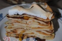 Блинный торт с яблоками и курагой