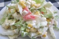 Салат из пекинской капусты, кукурузы и крабовых палочек