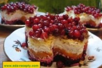 Слоеный салат с брусникой