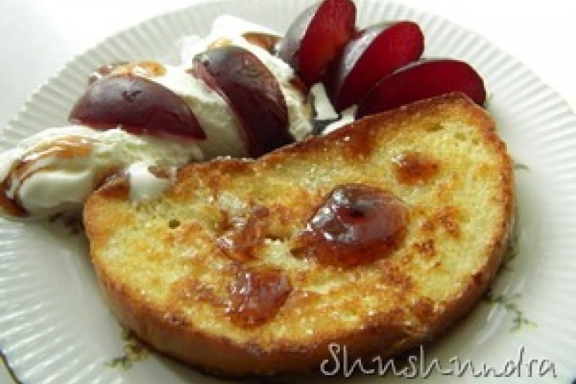 Сладкие гренки с мороженым и сливами