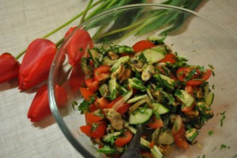 Весенний салат с мидиями