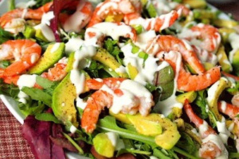 Салат с креветками и авокадо под йогуртово-горчичной заправкой