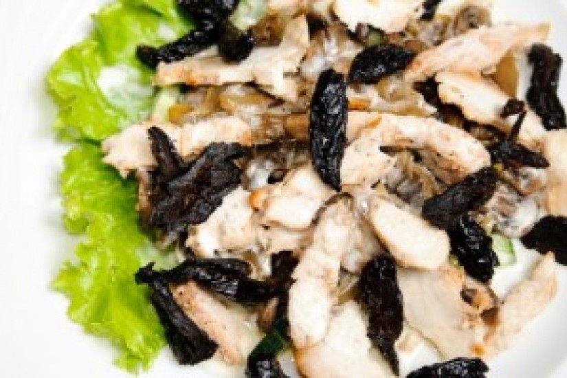 Салат с черносливом, огурцом и курицей