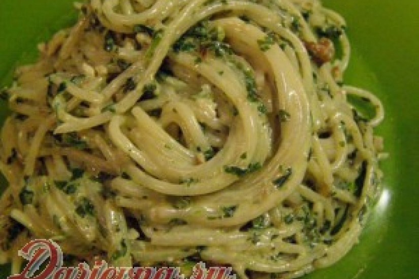 Спагетти со шпинатом, орехами и беконом